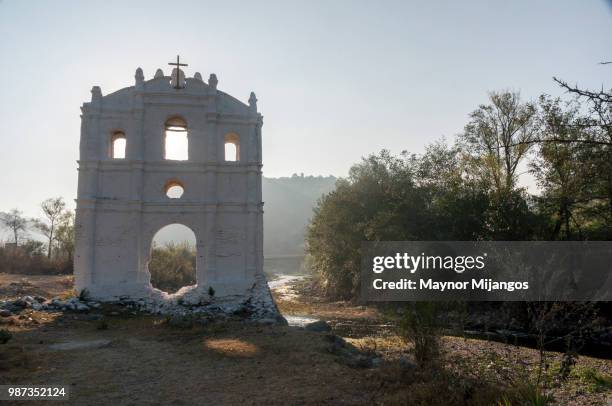 fachada en ruinas - fachada stock-fotos und bilder