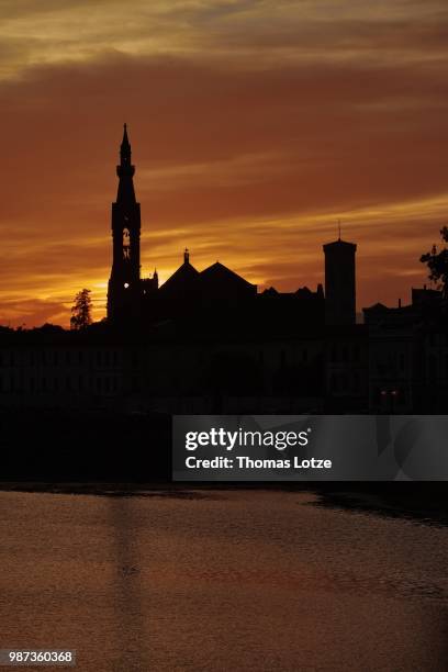sonnenuntergang hinter santa croce (sunset behind santa croce) - croce photos et images de collection