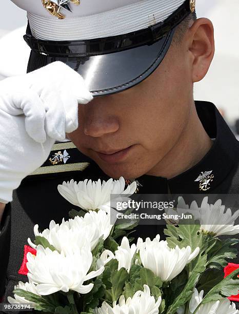 South Korean Navy honor guard mourns during the funeral ceremony of sunken naval vessel Cheonan at Second Fleet Command of Navy on April 29, 2010 in...