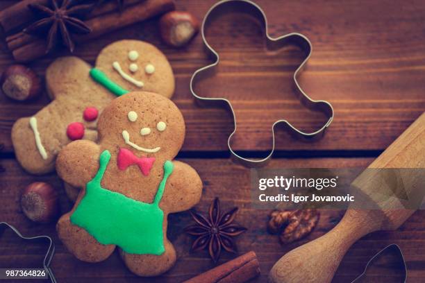 gingerbread man cookies - figurita de jengibre fotografías e imágenes de stock
