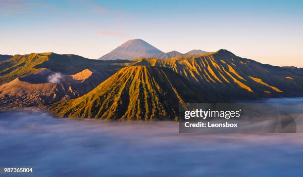 mount bromo vulkaan (gunung bromo) tijdens zonsopgang, oost-java, indonesië - java stockfoto's en -beelden