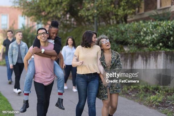 groepsfoto van studenten op campus stoep samen - student visa stockfoto's en -beelden