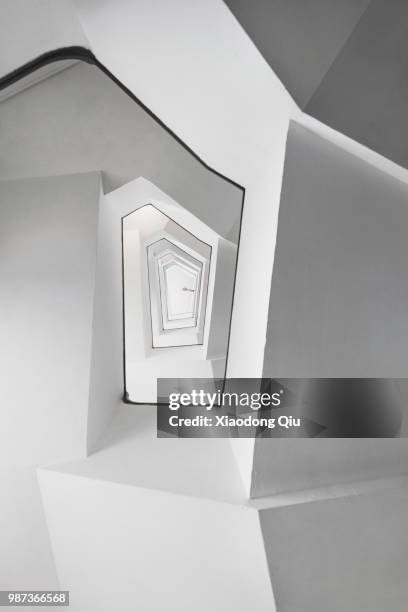 the spiral staircase - puxi foto e immagini stock