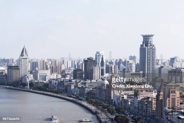 elevated view of the bund shanghai at dusk - puxi foto e immagini stock