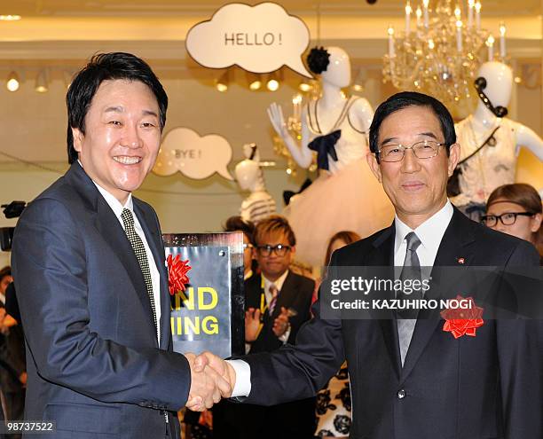 Dong Chang , the CEO of Los Angeles-based fast fashion brand Forever 21 Inc., shakes hands with Tsutomu Okuda, president of J. Front Retailing Co.,...