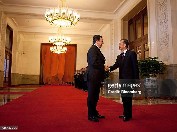 Jose Manuel Barroso, president of the European Commission, left, shakes hands with Wen Jiabao, China's premier, in the Great Hall of the People, in...