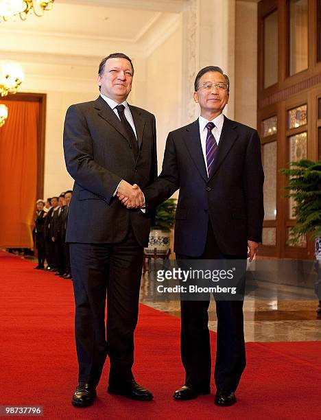 Jose Manuel Barroso, president of the European Commission, left, shakes hands with Wen Jiabao, China's premier, in the Great Hall of the People, in...