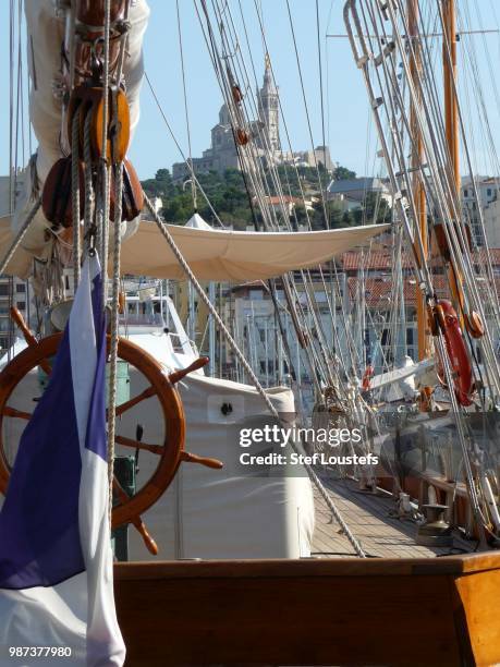 marseille vieux port - bateau - vieux ストックフォトと画像