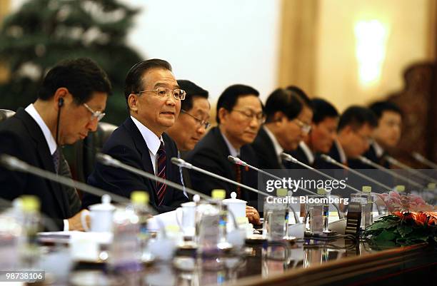 Wen Jiabao, China's premier, second left, speaks during a meeting with Jose Manuel Barroso, president of the European Commission, not pictured, in...