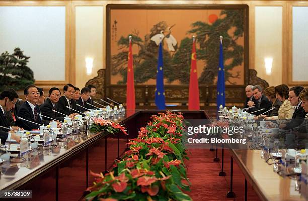 Wen Jiabao, China's premier, second left, speaks during a meeting with Jose Manuel Barroso, president of the European Commission, second right, in...