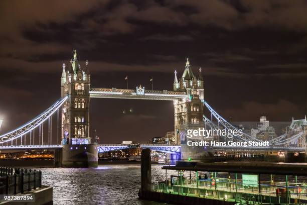 tower bridge bei nacht - nacht stock pictures, royalty-free photos & images