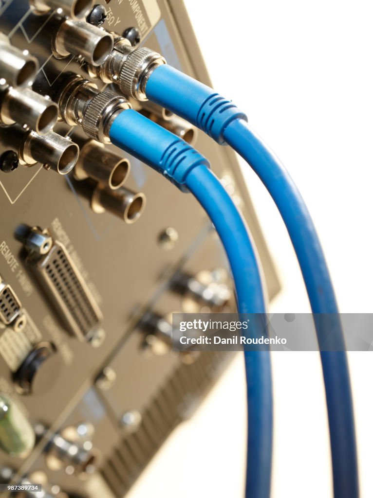 Two HD SDI-video cables