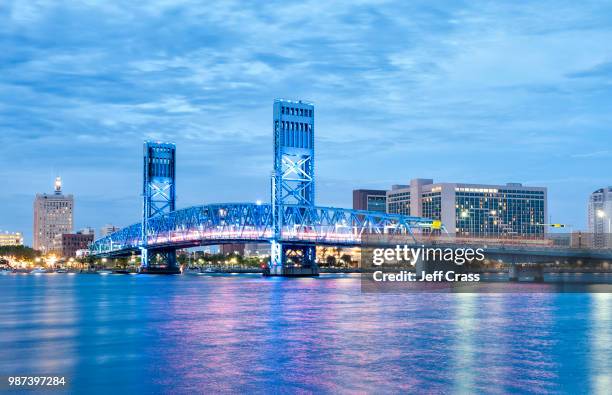 main street bridge over st. johns river in jacksonville, florida, north america. - florida bridge photos et images de collection