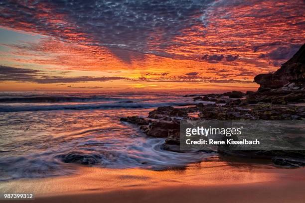 coastline of warriewood, sydney, australia at sunset. - northern beaches sydney fotografías e imágenes de stock