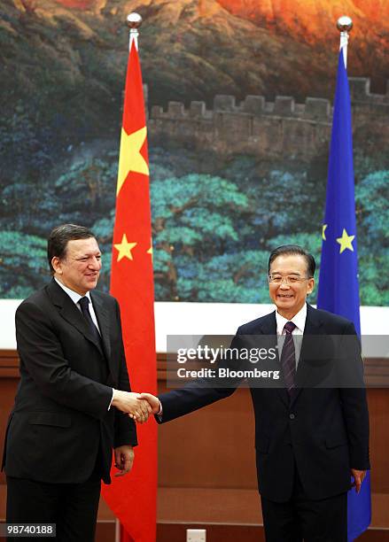 Jose Manuel Barroso, president of the European Commission, left, shakes hands with Wen Jiabao, China's premier, following their joint news conference...