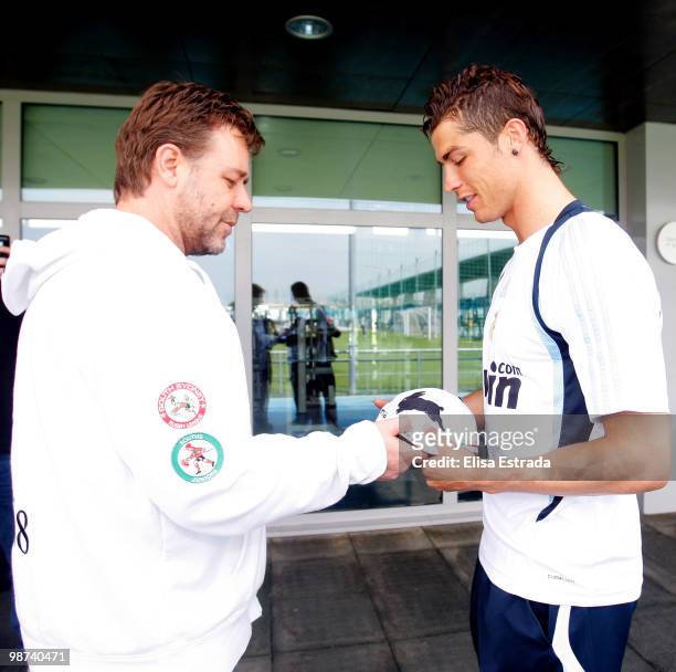 Actor Russell Crowe talks to Cristiano Ronaldo of Real Madrid during a visit to Valdebebas on April 29, 2010 in Madrid, Spain.