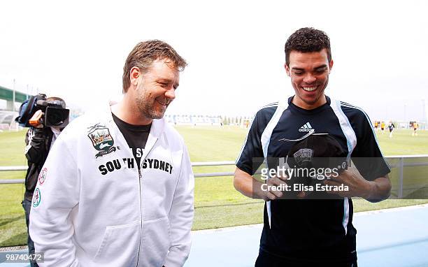Actor Russell Crowe talks to Pepe of Real Madrid during a visit to Valdebebas on April 29, 2010 in Madrid, Spain.