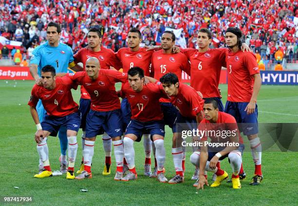 Chile line up for a group photo before the FIFA World Cup Group H match at the Nelson Mandela Bay Stadium on June 21, 2010 in Port Elizabeth, South...