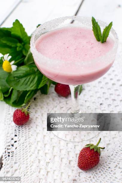 strawberry milkshake - strawberry milkshake and nobody stock pictures, royalty-free photos & images