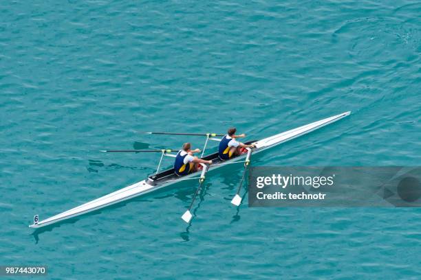 double scull roeien beoefenen van team - wrikken roeisport stockfoto's en -beelden