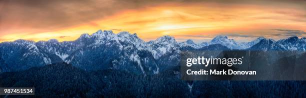 sunset over grouse mountain-2 - grouse mountain fotografías e imágenes de stock