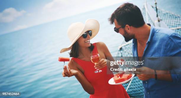 pareja en un velero. - adulto de mediana edad fotografías e imágenes de stock