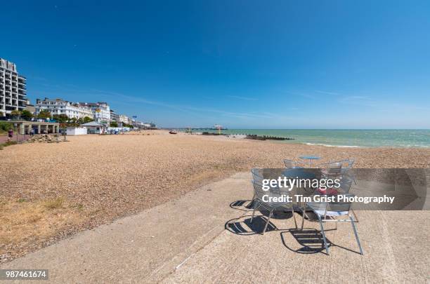 empty table and chairs, eastbourne seafront and eastbourne pier - eastbourne pier photos et images de collection