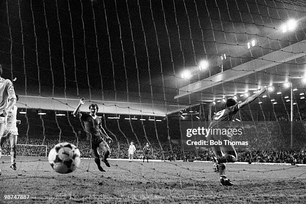 Graeme Souness follows the ball into the net after Ian Rush has scored Liverpool's 2nd goal against AZ Alkmaar during their European Cup 2nd round...