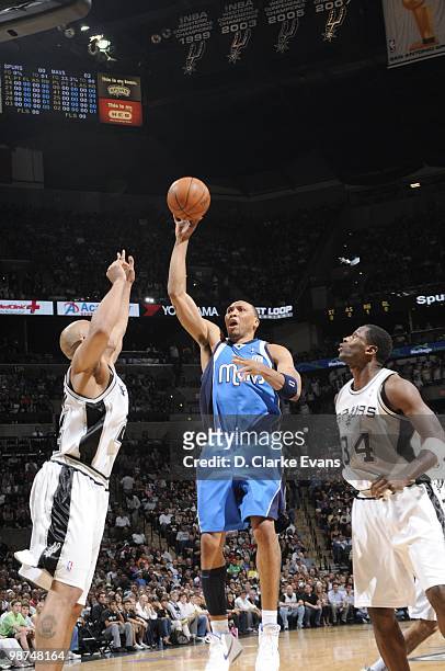 Shawn Marion of the Dallas Mavericks shoots the one-hand jump shot against the San Antonio Spurs in Game Three of the Western Conference...