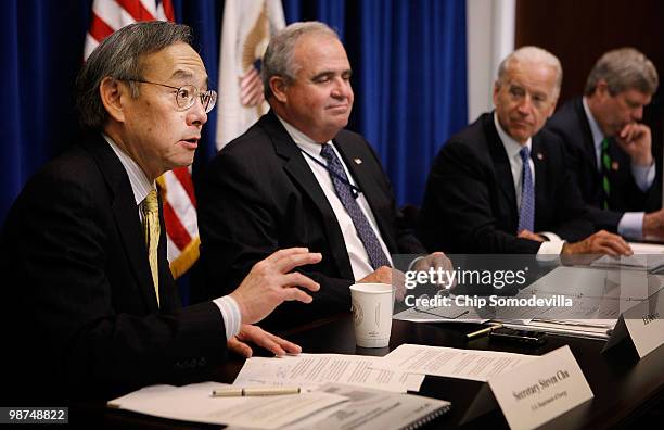 Energy Secretary Stephen Chu announces new Recovery Act award winners during a Recovery Act implementation cabinet meeting with Director for...