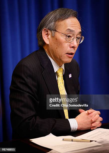 Energy Secretary Stephen Chu announces new Recovery Act award winners duringr a Recovery Act implementation cabinet meeting with Obama Administration...