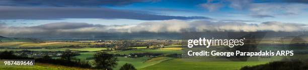 dawn at dunstable downs - dunstable stockfoto's en -beelden