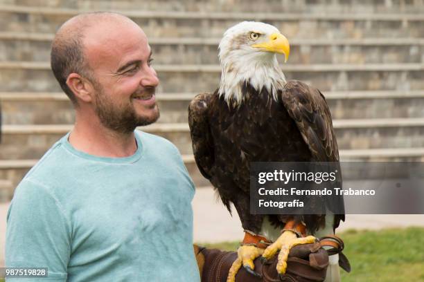 man and eagle - fernando trabanco fotografías e imágenes de stock