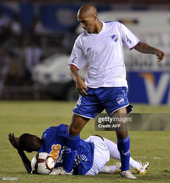 Uruguayan Nacional player Diego Vera vies for the ball with Brazilian Cruzeiro's Elicarlos during their Libertadores Cup football match in Belo...