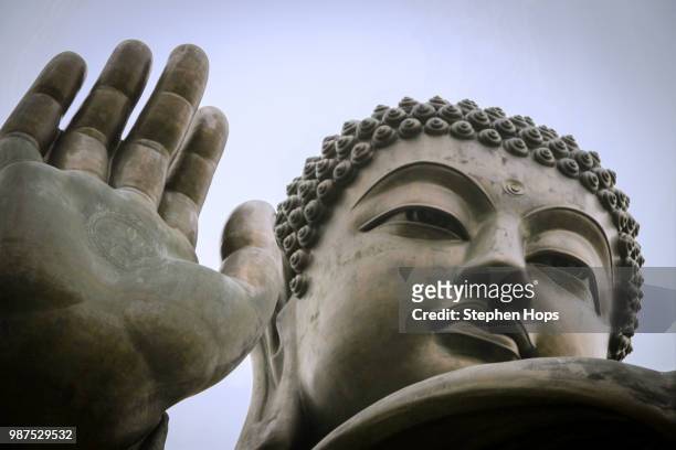 tian tan buddha (big buddha) - tian tan buddha foto e immagini stock