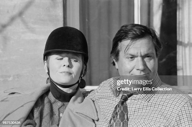English actors Angela Thorne and Michael Elphick pictured together during production of the television sitcom 'Three Up, Two Down' circa 1986.