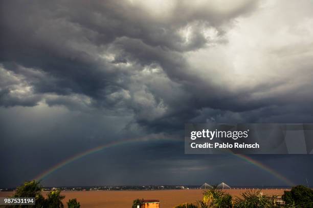 una tormenta pasajera. - tormenta stock pictures, royalty-free photos & images