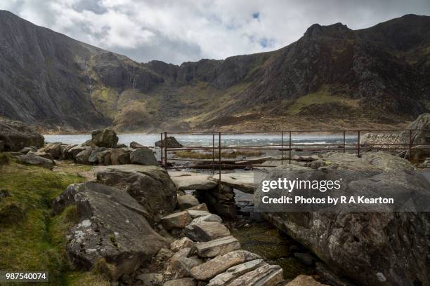 windy day at llyn idwal, cwm idwal, north wales, uk - capel curig stock pictures, royalty-free photos & images