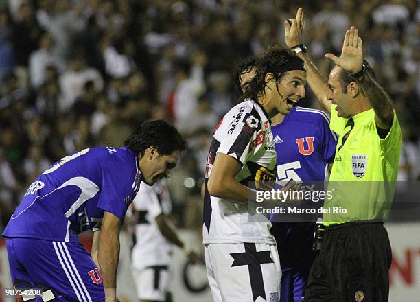 Jose Carlos Fernandez of Alianza Lima argues with referee Carlos Simon during a match between Alianza Lima and Universidad de Chile as part of the...