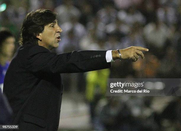 Head coach Gustavo Costas of Alianza Lima gives instructions to players during a match against Universidad de Chile as part of the Libertadores Cup...