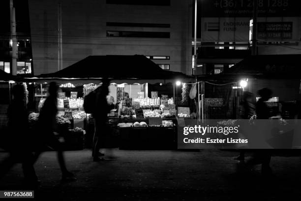 night market - reporterstil stock-fotos und bilder