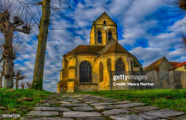 eglise de note dame de auvers sur oise - norton center stock pictures, royalty-free photos & images