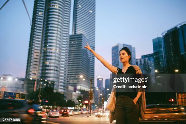 bellen van een taxi in kuala lumpur, maleisië - kuala lumpur stockfoto's en -beelden