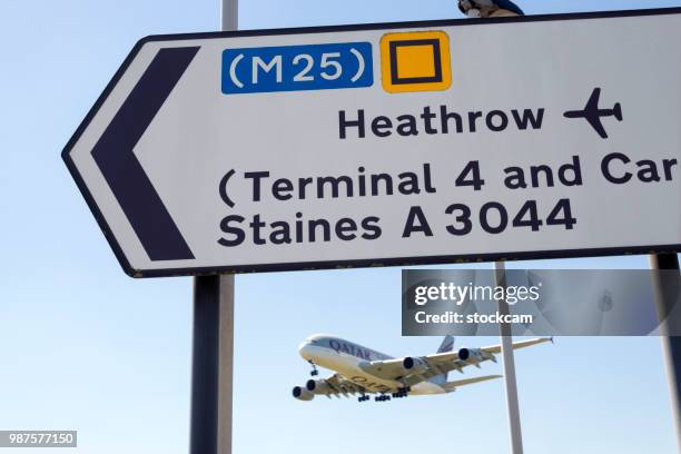 avión aterrizando en el aeropuerto de heathrow, londres, reino unido - heathrow airport fotografías e imágenes de stock
