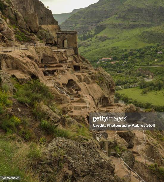 vardzia - vardzia stock-fotos und bilder