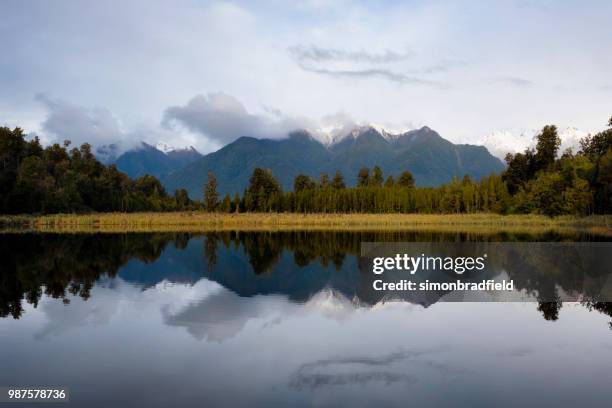 abendlicht am lake matheson, neuseeland - south westland stock-fotos und bilder