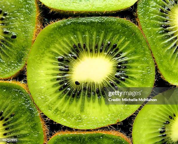 kiwi fruit - kiwi fotografías e imágenes de stock