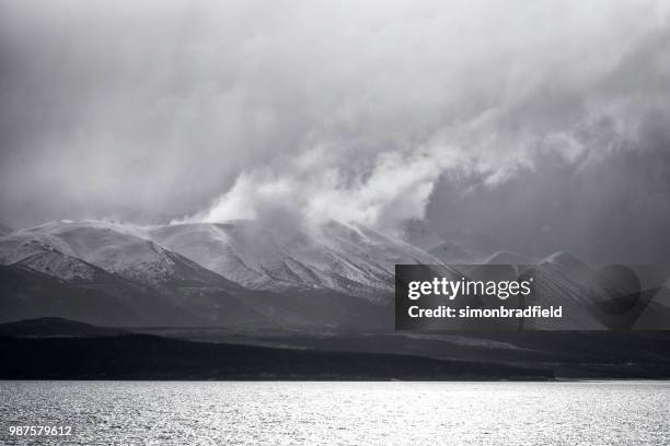 lake dunstan und südalpen, otago, neuseeland - lake dunstan stock-fotos und bilder