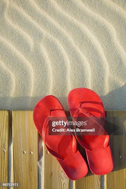 beach boardwalk and red shoes - chinelo sandália - fotografias e filmes do acervo