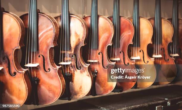 parisian violins iii - violino imagens e fotografias de stock